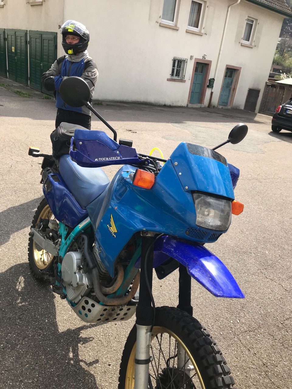 Tolek auf Honda NX 650 Dominator